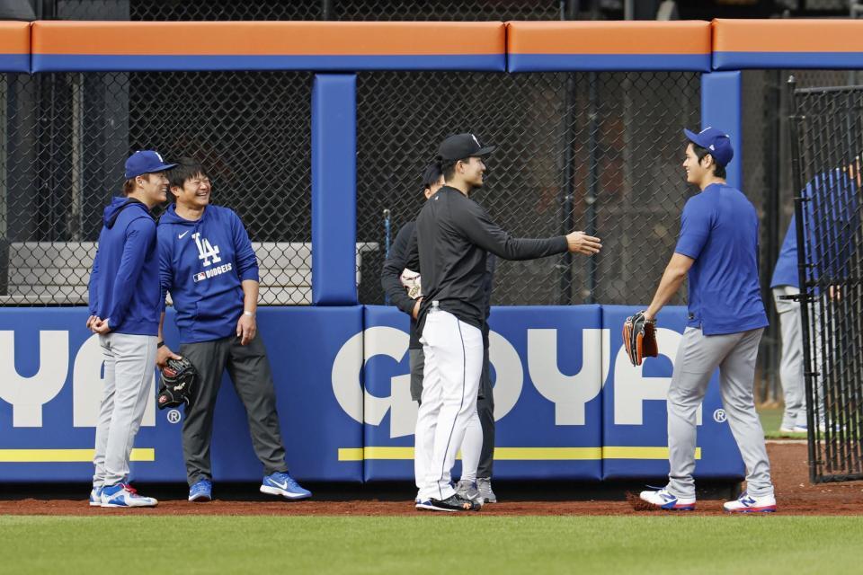 　試合前、談笑する大谷（右端）、山本（左端）、千賀（中央）＝共同