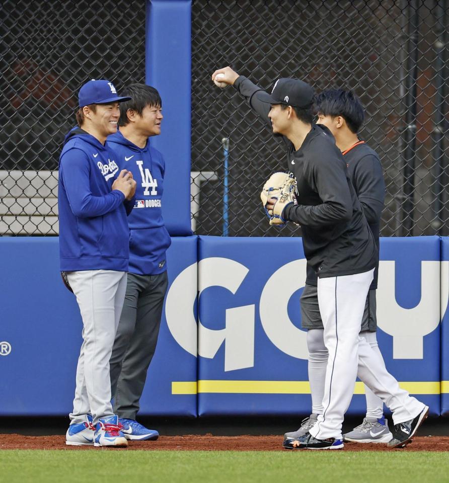 　試合前、談笑する山本（左端）と千賀（右手前）＝共同