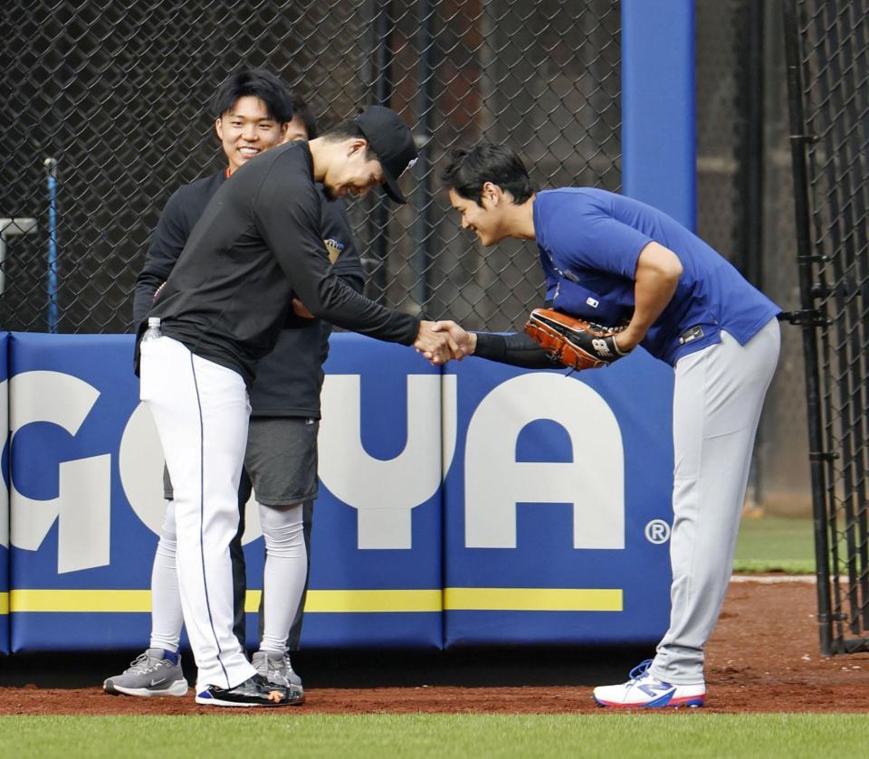 　試合前、あいさつを交わす千賀（左）と大谷（共同）