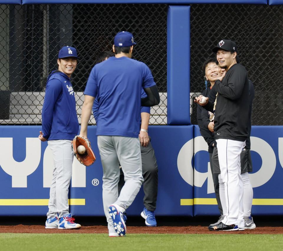 　試合前、談笑する千賀（右）と山本。中央は大谷（共同）