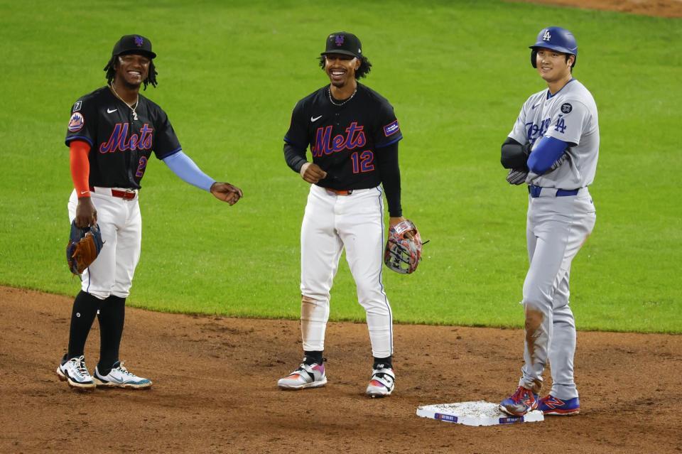 　３回、二塁上でリンドア（中央）らと判定を待つ大谷（右端）＝共同