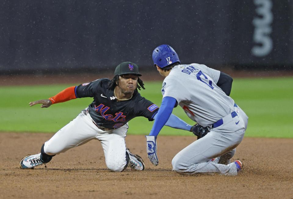 　９回、二盗に失敗する大谷（共同）