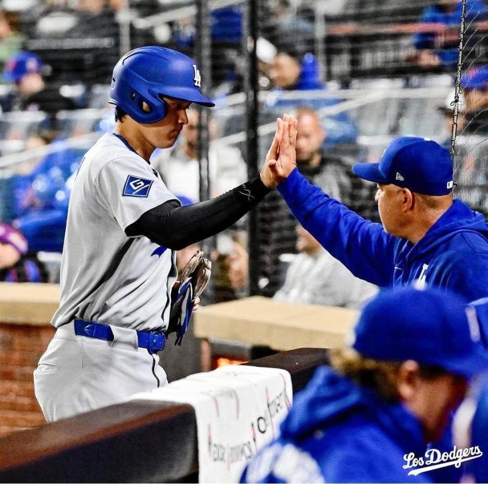 　ベンチ前でタッチをかわす大谷とロバーツ監督（ロサンゼルス・ドジャース提供）