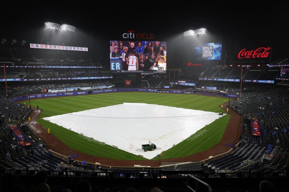 　メッツ－ドジャース戦が降雨のため中断し、シートが掛けられたグラウンド（共同）