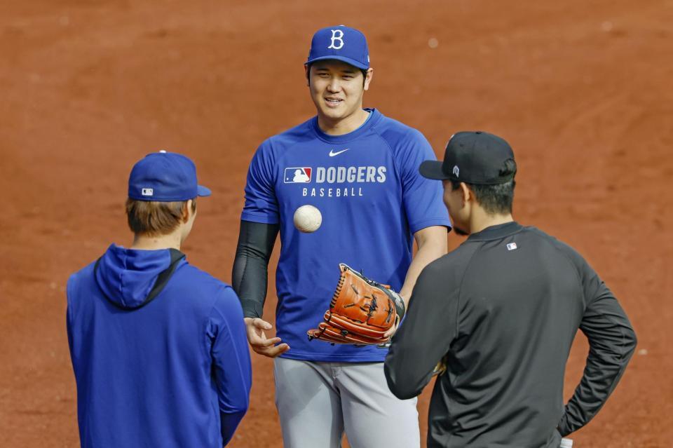 　試合前、談笑する（左から）山本、大谷と千賀（共同）