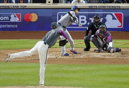 　メッツ戦の５回、空振り三振に倒れるドジャース・大谷。投手ピーターソン（共同）