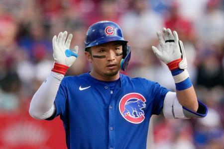 　レッズ戦の８回、二塁打を放ち塁上でポーズをとるカブス・鈴木＝シンシナティ（ＡＰ＝共同）