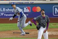 　メッツ戦の３回、中飛に倒れたドジャース・大谷。投手ピーターソン（共同）