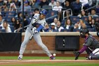 　メッツ戦の１回、空振り三振に倒れるドジャース・大谷（共同）