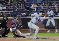 　メッツ戦の５回、空振り三振に倒れるドジャース・大谷（共同）