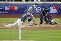 　メッツ戦の５回、空振り三振に倒れるドジャース・大谷。投手ピーターソン（共同）