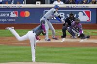 　メッツ戦の１回、空振り三振に倒れるドジャース・大谷。投手ピーターソン（共同）