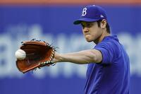 　試合前、キャッチボールするドジャース・大谷（共同）