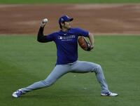 　試合前、キャッチボールするドジャース・大谷（共同）