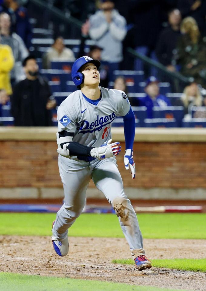 　１２回、右飛に倒れた大谷（共同）