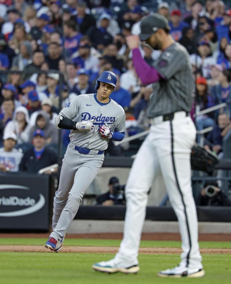 　メッツ戦の３回、中飛に倒れたドジャース・大谷。手前は投手ピーターソン（共同）