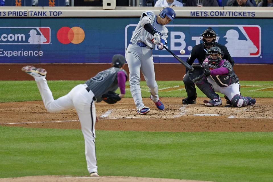 　メッツ戦の３回、中飛に倒れるドジャース・大谷。投手ピーターソン（共同）