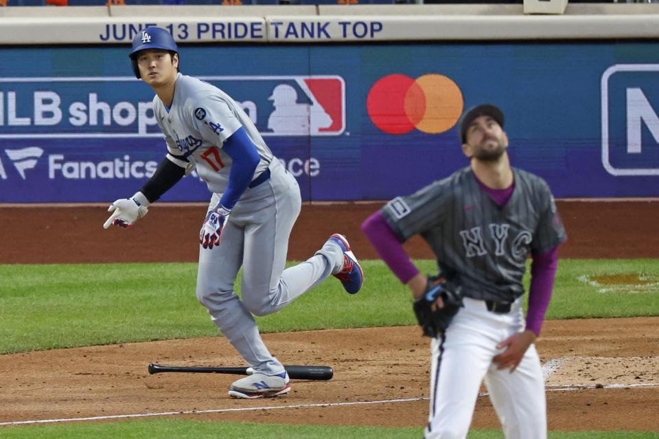 　メッツ戦の３回、中飛に倒れたドジャース・大谷。投手ピーターソン（共同）