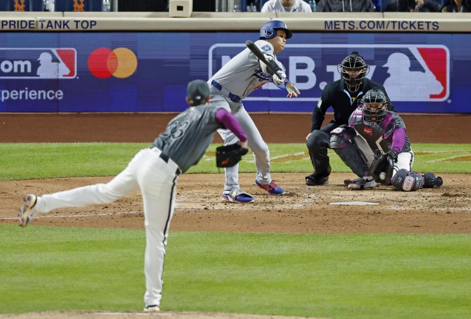 　メッツ戦の５回、空振り三振に倒れるドジャース・大谷。投手ピーターソン（共同）