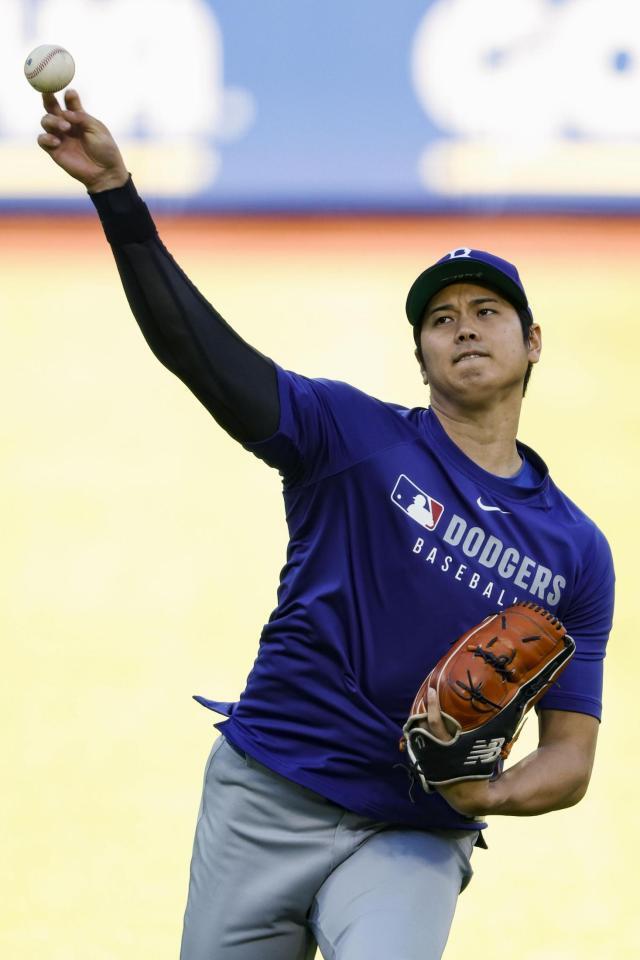 　試合前、キャッチボールするドジャース・大谷（共同）