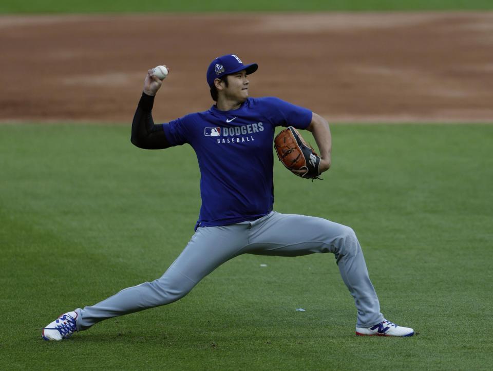 　試合前、キャッチボールするドジャース・大谷（共同）