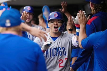 　レッズ戦の８回、決勝となる３ランを放ち、祝福されるカブス・鈴木＝シンシナティ（ゲッティ＝共同）