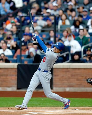 　メッツ戦の１回、１８号となる先頭打者本塁打を放つドジャース・大谷＝ニューヨーク（共同）