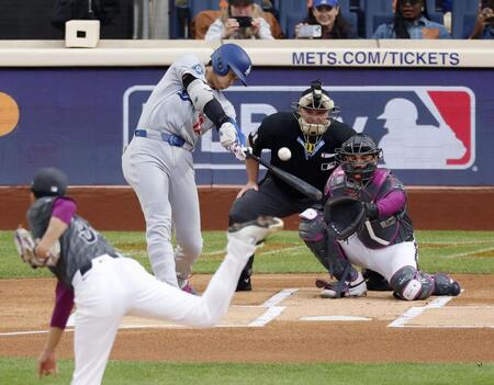 　メッツ戦の１回、千賀（手前）から18号となる先頭打者本塁打を放つドジャース・大谷（共同）