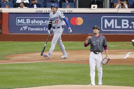 　メッツ戦の１回、千賀（手前）から18号となる先頭打者本塁打を放ったドジャース・大谷（共同）