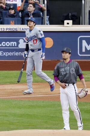 　メッツ戦の１回、千賀（手前）から18号となる先頭打者本塁打を放ったドジャース・大谷（共同）