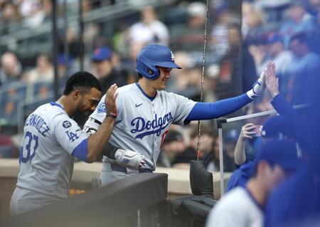 　メッツ戦の１回、先頭打者本塁打を放ち、迎えられるドジャース・大谷（左から２人目）＝共同