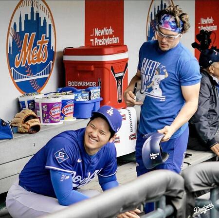 自分のヘルメット着用をすすめるキケ・ヘルナンデス（右）と大谷翔平（ロサンゼルス・ドジャース提供）