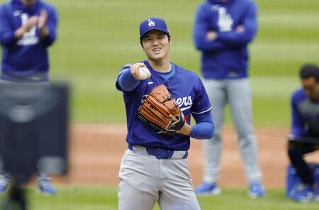 　実戦形式の練習に登板し、金慧成を投ゴロに仕留め笑顔のドジャース・大谷＝ニューヨーク（共同）