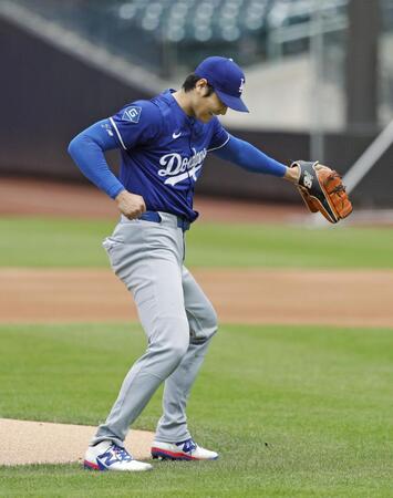 　実戦形式の練習に登板し、空振り三振に仕留めてポーズをとるドジャース・大谷（共同）