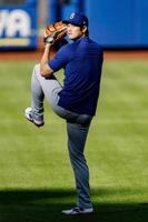 　試合前、キャッチボールするドジャース・大谷（共同）