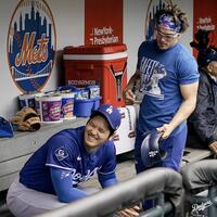 自分のヘルメット着用をすすめるキケ・ヘルナンデス（右）と、それを笑顔で拒否する大谷翔平（ロサンゼルス・ドジャース提供）