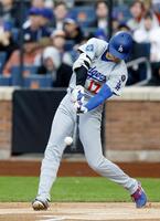 　メッツ戦の１回、18号となる先頭打者本塁打を放つドジャース・大谷（共同）