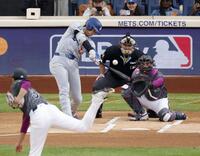 　メッツ戦の１回、千賀（手前）から18号となる先頭打者本塁打を放つドジャース・大谷（共同）