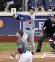 　メッツ戦の１回、千賀（手前）から18号となる先頭打者本塁打を放つドジャース・大谷（共同）