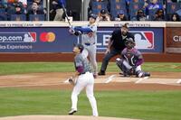 　メッツ戦の１回、千賀（手前）から18号となる先頭打者本塁打を放つドジャース・大谷（共同）