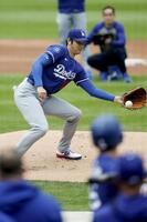 　実戦形式の練習に登板し、金慧成を投ゴロに仕留める大谷（共同）