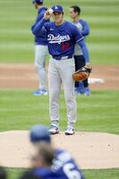 　実戦形式の練習に登板し、打席の金慧成（６）にあいさつする大谷（共同）