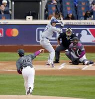 　ドジャース戦の１回、大谷に第１球を投じるメッツ・千賀（共同）