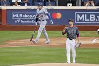 　メッツ戦の１回、千賀（手前）から18号となる先頭打者本塁打を放ったドジャース・大谷（共同）