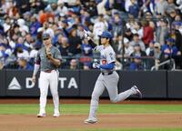 　メッツ戦の１回、先頭打者本塁打を放ち塁を回るドジャース・大谷（共同）