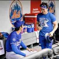 自分のヘルメット着用をすすめるキケ・ヘルナンデス（右）と大谷翔平（ロサンゼルス・ドジャース提供）