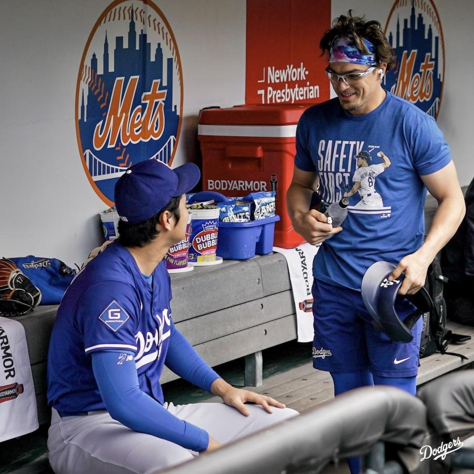 キケ・ヘルナンデス（右）と談笑する大谷翔平（ロサンゼルス・ドジャース提供）