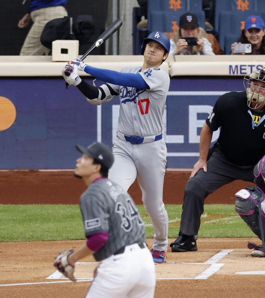 　メッツ戦の１回、千賀（手前）から18号となる先頭打者本塁打を放つドジャース・大谷（共同）