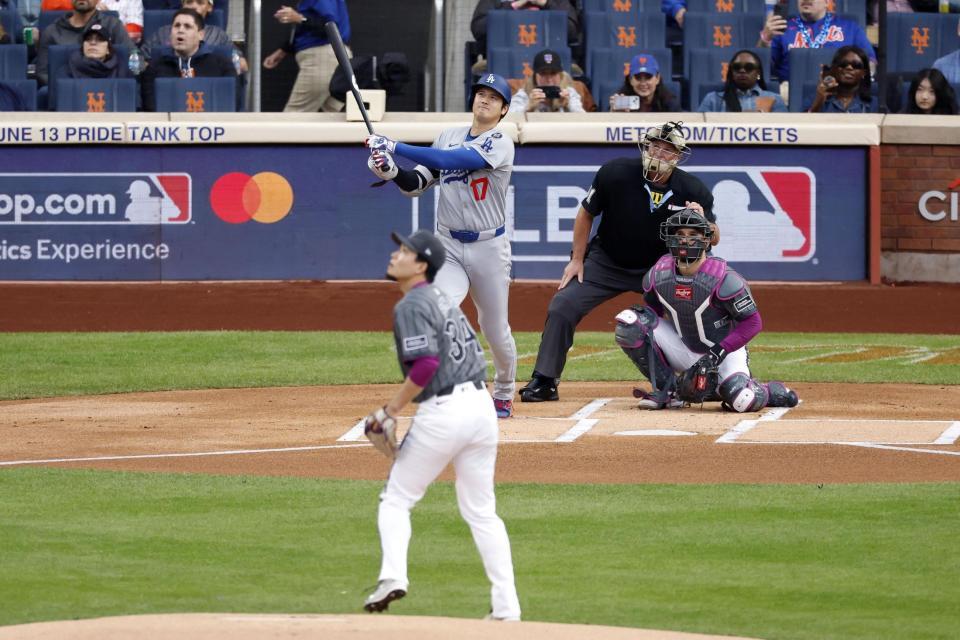 　メッツ戦の１回、千賀（手前）から18号となる先頭打者本塁打を放つドジャース・大谷（共同）