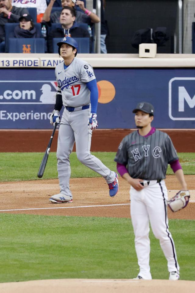 　メッツ戦の１回、千賀（手前）から18号となる先頭打者本塁打を放ったドジャース・大谷（共同）